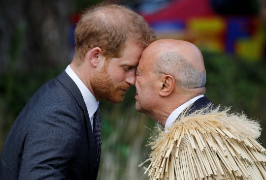 Tradisi sentuhan hidung sambut Pangeran Harry dan istri di Selandia Baru