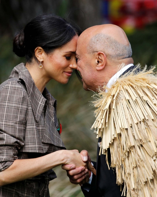 Tradisi sentuhan hidung sambut Pangeran Harry dan istri di Selandia Baru