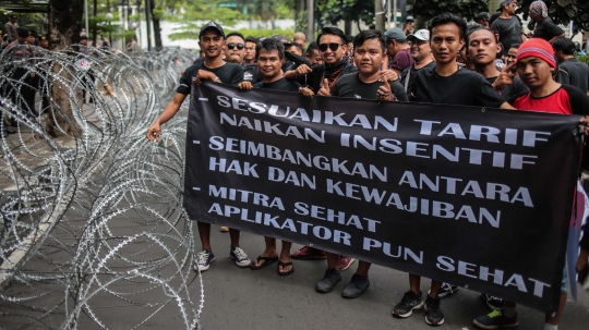 Ratusan pengemudi online geruduk kantor Grab pusat