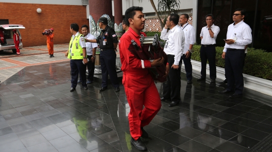 Petugas ARFF siapkan tandu untuk mengambil antemortem korban Lion Air