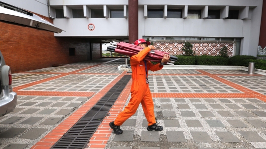 Petugas ARFF siapkan tandu untuk mengambil antemortem korban Lion Air