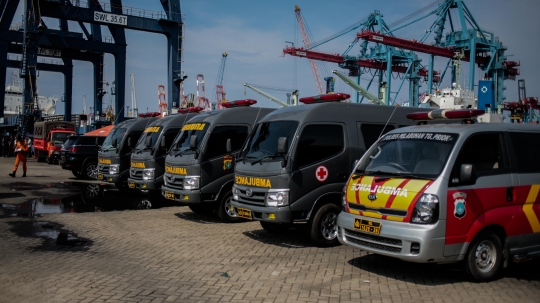 Puluhan ambulance menunggu korban Lion Air JT 610 di Pelabuhan Tanjung Priok