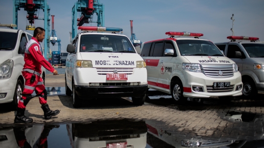 Puluhan ambulance menunggu korban Lion Air JT 610 di Pelabuhan Tanjung Priok