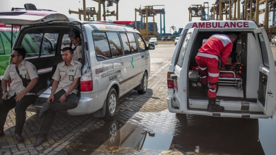 Puluhan ambulance menunggu korban Lion Air JT 610 di Pelabuhan Tanjung Priok