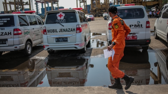 Puluhan ambulance menunggu korban Lion Air JT 610 di Pelabuhan Tanjung Priok