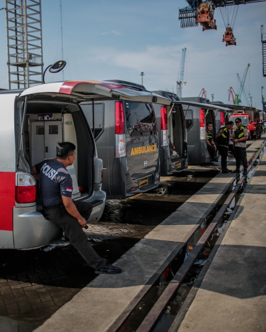 Puluhan ambulance menunggu korban Lion Air JT 610 di Pelabuhan Tanjung Priok