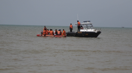 Petugas bersiap evakuasi korban Lion Air di Tanjung Pakis