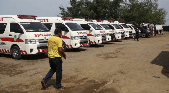 Petugas bersiap evakuasi korban Lion Air di Tanjung Pakis