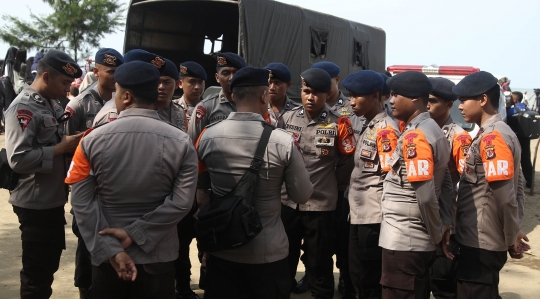 Petugas bersiap evakuasi korban Lion Air di Tanjung Pakis