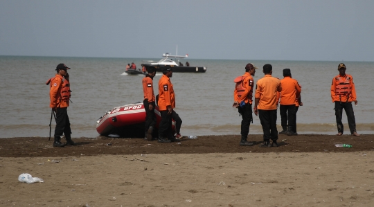 Petugas bersiap evakuasi korban Lion Air di Tanjung Pakis