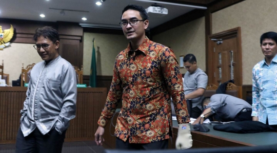 Ekspresi Zumi Zola saat jalani sidang pemeriksaan terdakwa