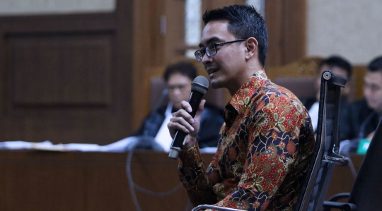 Ekspresi Zumi Zola saat jalani sidang pemeriksaan terdakwa