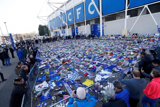 Penghormatan terakhir suporter & pemain Leicester City untuk Vichai Srivaddhanaprabha