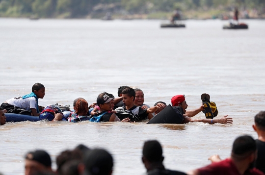 Ribuan imigran nekat terjang sungai di perbatasan Meksiko-Guatemala