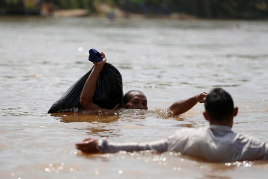 Ribuan imigran nekat terjang sungai di perbatasan Meksiko-Guatemala