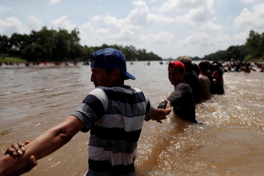 Ribuan imigran nekat terjang sungai di perbatasan Meksiko-Guatemala