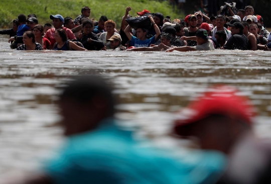 Ribuan imigran nekat terjang sungai di perbatasan Meksiko-Guatemala