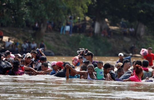 Ribuan imigran nekat terjang sungai di perbatasan Meksiko-Guatemala