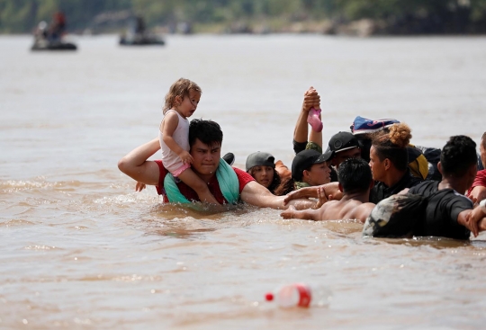 Ribuan imigran nekat terjang sungai di perbatasan Meksiko-Guatemala