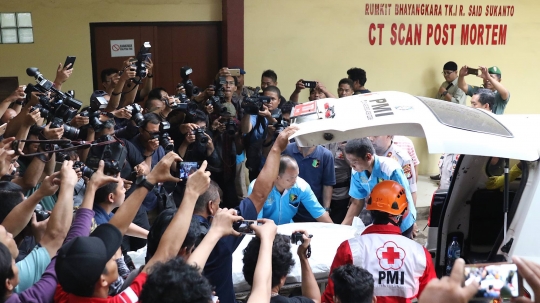 Dua kantong jenazah diduga korban Lion Air JT 610 tiba di RS Polri