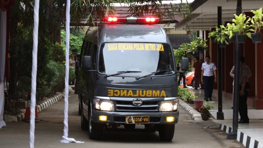 Dua kantong jenazah diduga korban Lion Air JT 610 tiba di RS Polri