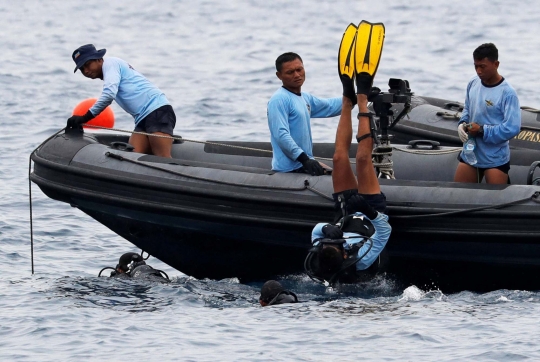 Aksi penyelam TNI AL cari korban Lion Air