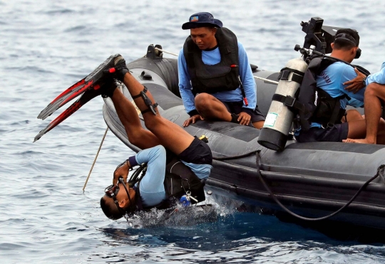 Aksi penyelam TNI AL cari korban Lion Air