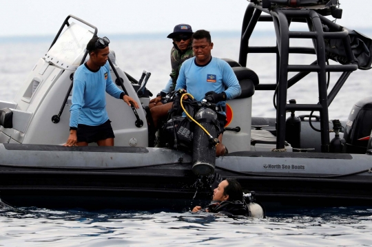 Aksi penyelam TNI AL cari korban Lion Air