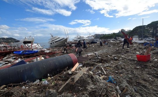 Kapal-kapal pribadi hingga pesiar bergelimpangan usai dihantam badai di Italia