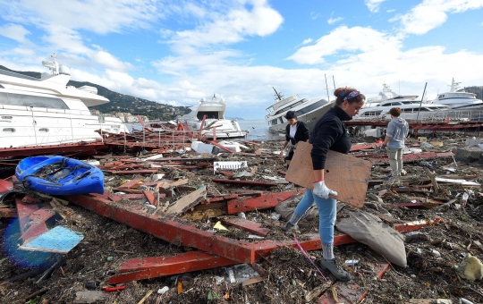 Kapal-kapal pribadi hingga pesiar bergelimpangan usai dihantam badai di Italia