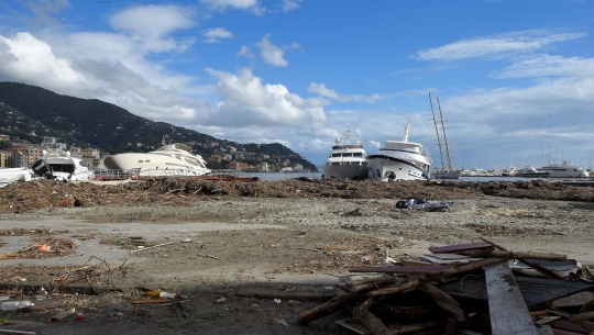 Kapal-kapal pribadi hingga pesiar bergelimpangan usai dihantam badai di Italia