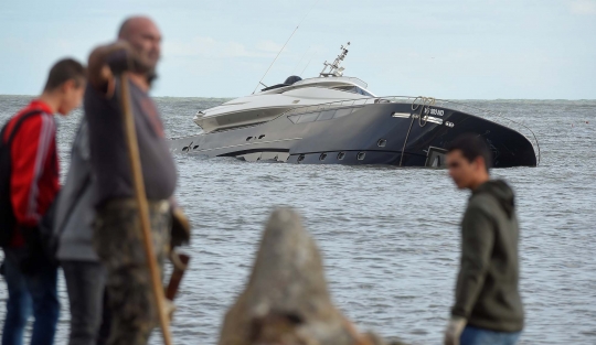 Kapal-kapal pribadi hingga pesiar bergelimpangan usai dihantam badai di Italia