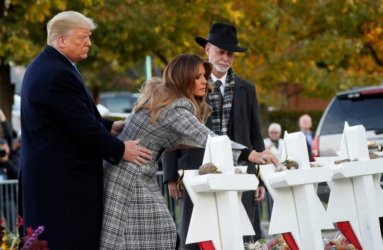 Aksi Donald Trump dan Melania berbelasungkawa di Sinagog