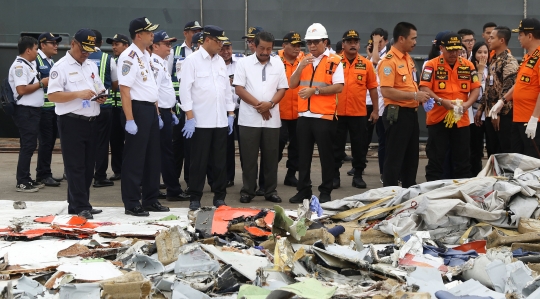 Dirut Lion Air Group Edward Sirait menunduk lesu saat melihat serpihan JT 610