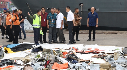 Dirut Lion Air Group Edward Sirait menunduk lesu saat melihat serpihan JT 610