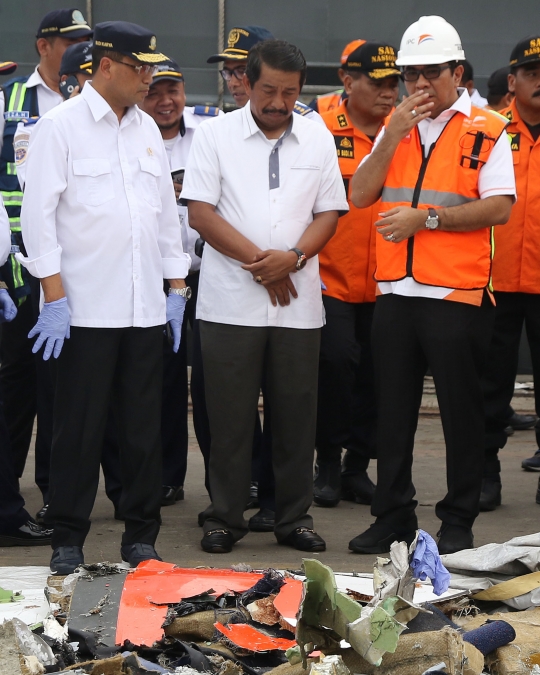 Dirut Lion Air Group Edward Sirait menunduk lesu saat melihat serpihan JT 610