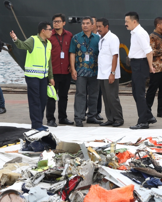 Dirut Lion Air Group Edward Sirait menunduk lesu saat melihat serpihan JT 610