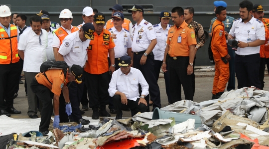 Dirut Lion Air Group Edward Sirait menunduk lesu saat melihat serpihan JT 610