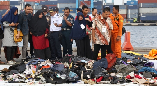 Kesedihan keluarga korban lihat barang penumpang Lion Air JT 610