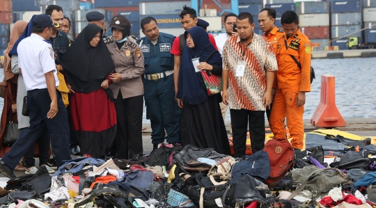 Kesedihan keluarga korban lihat barang penumpang Lion Air JT 610