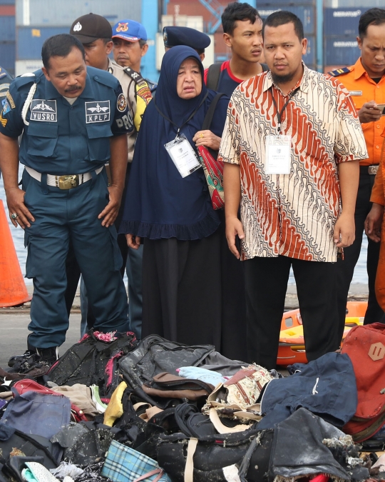 Kesedihan keluarga korban lihat barang penumpang Lion Air JT 610