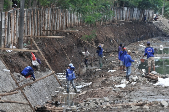 Antisipasi banjir, turap Kali Sunter diperbaiki