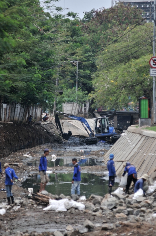 Antisipasi banjir, turap Kali Sunter diperbaiki