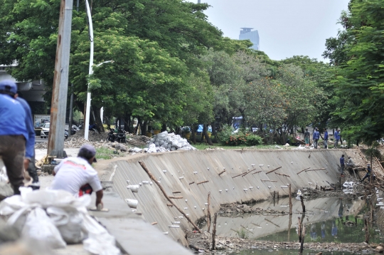 Antisipasi banjir, turap Kali Sunter diperbaiki