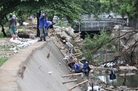 Antisipasi banjir, turap Kali Sunter diperbaiki