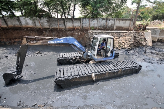 Antisipasi banjir, turap Kali Sunter diperbaiki