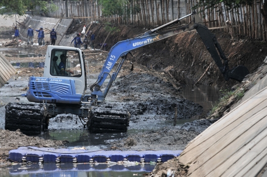 Antisipasi banjir, turap Kali Sunter diperbaiki