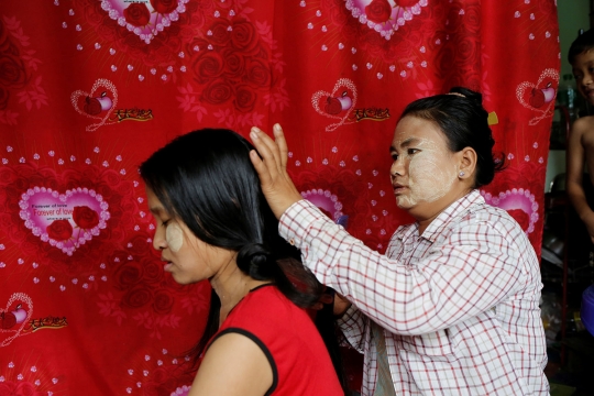 Melihat para wanita menjual rambut di Pasar Insein Myanmar