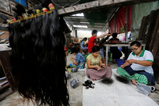 Melihat para wanita menjual rambut di Pasar Insein Myanmar