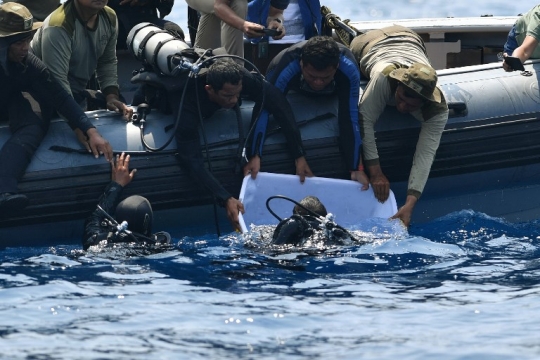 Momen pengangkatan black box Lion Air dari lautan